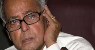 Pranab Mukherjee loses cool, twists photo journalist's ear